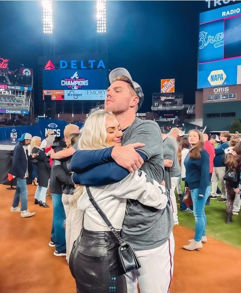 Athlete Wife Aesthetic, Mlb Couples, Baseball Girlfriend Aesthetic, Baseball Wife Aesthetic, Baseball Game Aesthetic Couple, Mlb Wife Aesthetic, Mlb Wife, Dodger Game Couple, Couple Goal Baseball