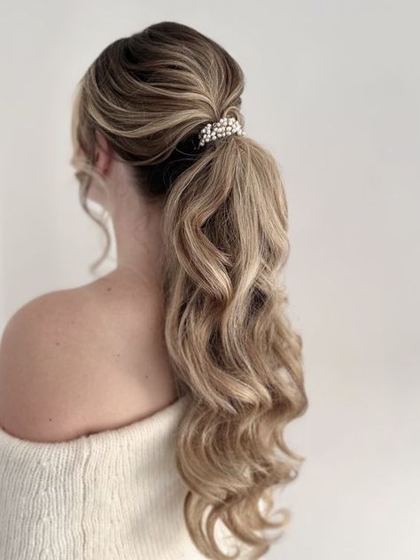 A sleek ponytail is a contemporary and versatile choice. It can be worn high or low and suits both casual and formal Thanksgiving occasions. Bridal Ponytail With Headband, Wedding Hair Accessories Ponytail, Hollywood Curl Ponytail, Hollywood Wave Ponytail Wedding, Boho Bridal Hair Ponytail, Hollywood Waves Ponytail Wedding, Wedding Ponytail With Hairpiece, Bridal Ponytail Accessories, Lose Ponytail Hairstyles Wedding