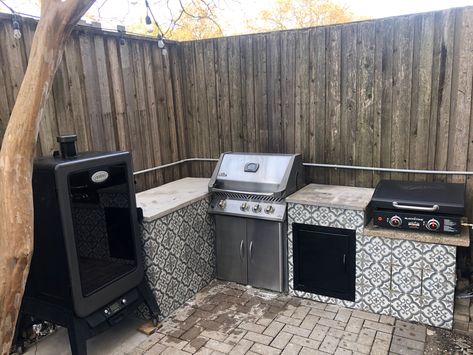 Outdoor kitchen. Floor and Decor patterned tile face, concrete counter. Free standing grill that looks built-in. Outdoor Kitchen Tile Ideas, Outdoor Kitchen Tile, Tile Outdoor Kitchen, Kitchen Tile Ideas, Bbq Stand, Austin Stone, Outdoor Counter, Counter Kitchen, Patterned Tile