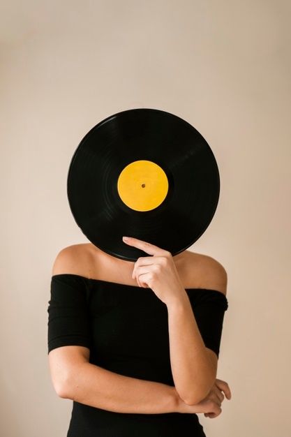 Young woman holding vinyl record over her face Free Photo Music Photoshoot, Creative Photography Techniques, Foto Poses, Vinyl Music, Poses References, Music Photo, Shooting Photo, Creative Portraits, Photography Projects