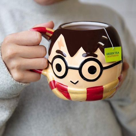 Harry Potter Coffee Mug, Harry Potter Mug Ideas, Harry Potter Ceramics Ideas, Harry Potter Ceramics, Harry Potter Gifts Ideas, Taza Harry Potter, Harry Potter Pottery, Chibi Harry Potter, Hot Butterbeer