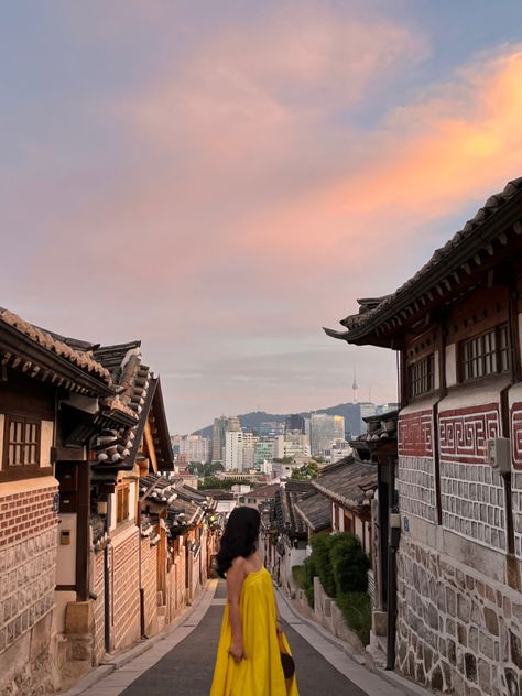 Girl in a dress in Seoul at Bukchon Village for sunset. Beautiful sunset. Pink skies Hanok Village Aesthetic, Bukchon Hanok Village Aesthetic, Village Aesthetic, Hanok Village, Korea Photo, Bukchon Hanok Village, Seoul Travel, Korea Seoul, Japan Aesthetic