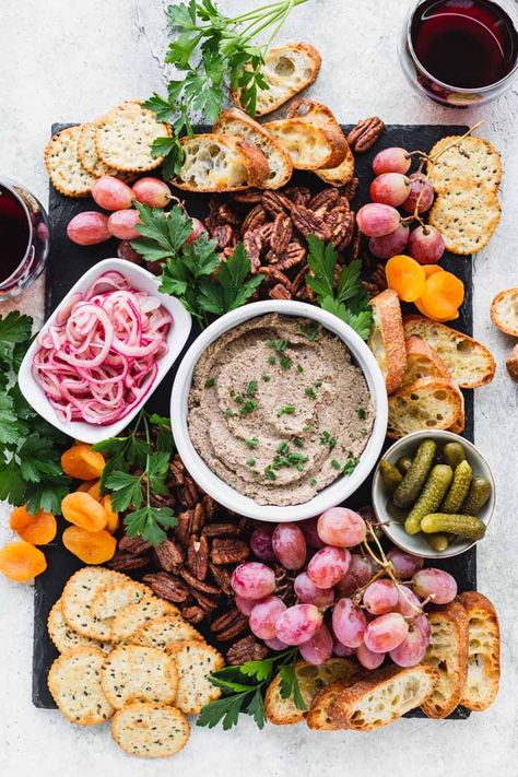 How to Make a Picture Perfect Vegan Charcuterie Board Vegan Charcuterie Board Ideas, Charcuterie Vegan, Vegan Charcuterie Board, Vegan Cheese Boards, Thanksgiving Vegan, Christmas Charcuterie, Charcuterie Board Ideas, Vegan Party, Charcuterie Inspiration