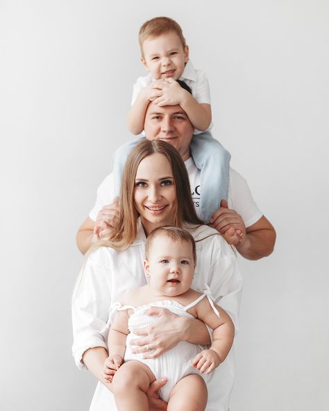 Family Photoshoot White Background, White Family Photoshoot, Newborn Hospital Photography, Family Photo Studio, Hospital Photography, Family Photoshoot Poses, 1st Birthday Photoshoot, Family Portrait Poses, Family Picture Poses