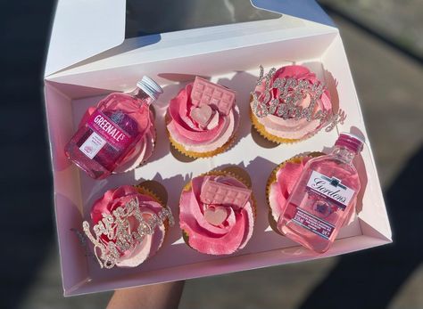 Baddie Birthday Cupcakes, 23 Birthday Cupcake Ideas, 21 Cupcakes Birthday Ideas, 19th Birthday Cupcakes Ideas, 18th Cupcakes Birthday, 21st Bday Cupcakes, Baddie Cupcakes, Boujee Cupcakes, 19th Birthday Cupcakes