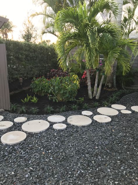 Round Stone Pathway, Circle Pavers Ideas, Circular Stepping Stones, Diy Round Stepping Stones, Round Pavers Walkway, Round Pavers Ideas, Circle Stepping Stones Pathway, Garden Ponds Ideas, Round Pavers