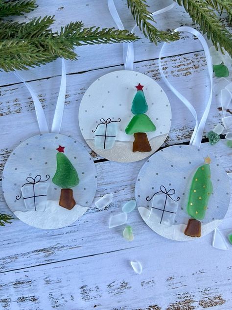 Christmas Sea Glass Ornaments, Beach Glass Ornaments Diy, Sea Glass Tree Ornaments, Sea Glass Painting, Diy Sea Glass Crafts, Sea Glass Ornaments Christmas, Beach Glass Christmas Ornaments, Beachglass Art Ideas, Beach Glass Ornaments