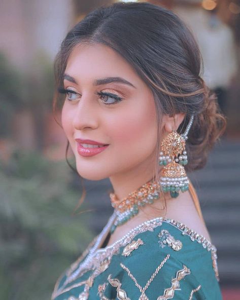 LAAM on Instagram: “Laraib Rahim looks like a vision in this alluring, vibrant hued outfit that we can definitely see as a head turner for the upcoming Mehndi…” Laraib Rahim, Eid Makeup Look, Pakistani Makeup, Eid Looks, Bridal Mehndi Dresses, Pakistani Women Dresses, Lip Color Lipstick, Hair Curling Tips, Pakistani Fashion Party Wear