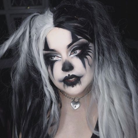 Clown Black And White Makeup, Goth Clown Makeup Halloween, Juggalo Outfit Ideas, Goth Clowncore Makeup, Clown Makeup Black And White, Emo Clown Makeup, Black Clown Makeup, Black And White Clown Makeup, Gothic Clown Makeup