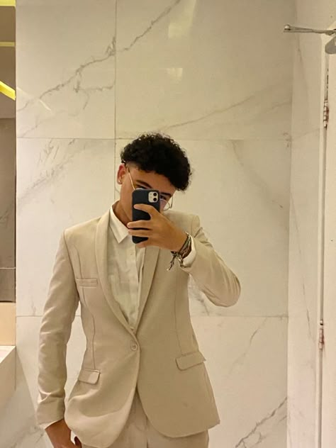 Men Prom Outfit, Prom Looks For Guys, Guys Prom Outfit, Prom Outfits For Guys, Prom Suits For Men, Blazer Outfits Men, Jordan Shoes Retro, Designer Suits For Men, Corporate Outfits