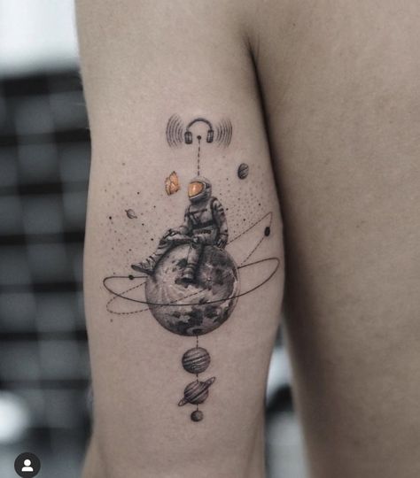 Tricep Tattoos, Hard Tattoos, Astronaut Tattoo, Planet Tattoos, Wrist Tattoos For Guys, Alien Tattoo, Tattoos Geometric, Space Tattoo, Small Tattoos For Guys