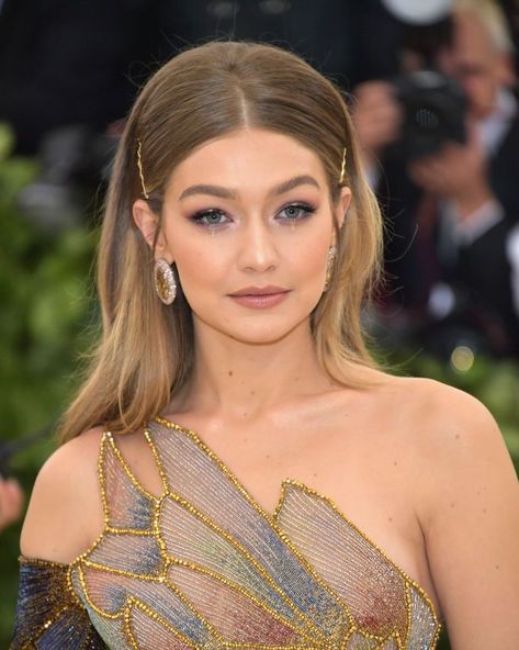 Gigi Hadid Hair And Makeup, Gigi Hadid Hair, Simple Wedding Nails, Zayn Malik Hairstyle, Red Carpet Hair, Fancy Hairstyles, Formal Hairstyles, Simple Wedding, Gigi Hadid