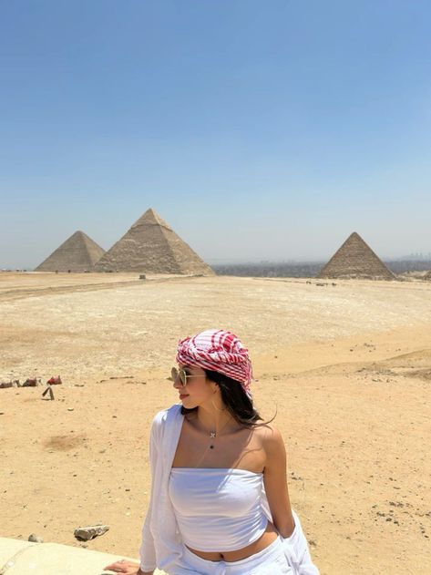 Pyramids Photo Ideas, Egypt Vacation Outfit, Pyramids Outfit, Egypt Photo Ideas, Cairo Photoshoot, Egypt Fits, Cairo Outfit, Egypt Outfit, Egypt Girl