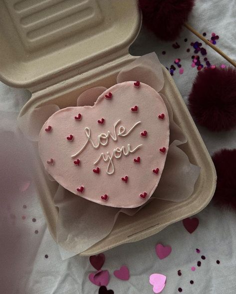 Heart Cake Pink, Mini Valentine Cakes, Simple Anniversary Cakes, Heart Shaped Birthday Cake, Heart Cake Design, Birthday Cake For Boyfriend, Cake Heart, Cake For Boyfriend, Small Birthday Cakes