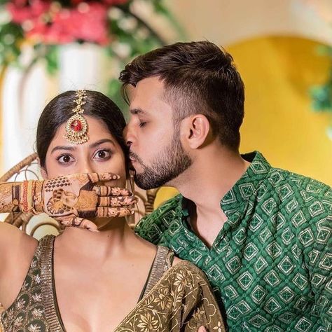 Krishna Mukherjee Wedding, Mehndi Poses Photography Couple, Mehendi Couple Photography, Mehendi Poses For Bride And Groom, Mehendi Photoshoot Couple, Mehendi Photoshoot With Family, Couple Mehndi Poses, Mehendi Couple Poses, Mehndi Couple Photoshoot