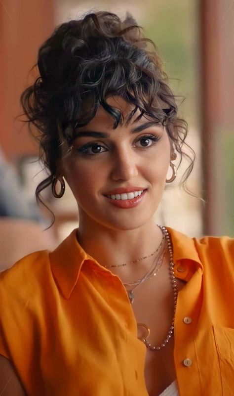 Curly Hair With Bangs, Penteado Cabelo Curto, Curly Hair Cuts, Long Curly Hair, Trendy Hairstyles, Hairstyles With Bangs, Bun Hairstyles, Wavy Hair, Hair Looks