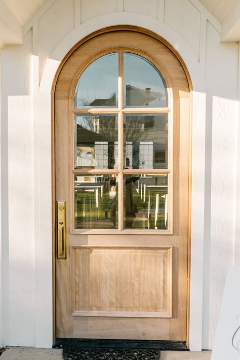 Let your creative visions run wild at this minimal wedding venue just outside of Dallas, Texas. | Bash Co Events, Mikayla Dawn Photography, Tersilla Studio Single Arched Front Door, Arched Front Door Exterior, Arched Glass Doors, Arched Exterior Doors, Round Front Door, Mahogany Door, Arched Front Door, Pantry Door Ideas, White Wedding Chapel