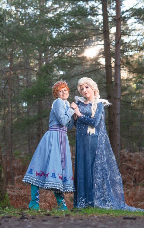 Elsa and Anna cosplays from Olaf Frozen Adventure Frozen Cosplay, Olaf's Frozen Adventure, Elsa Cosplay, Elsa Olaf, Anna And Elsa, Elsa And Anna, Elsa Frozen, Olaf, Frozen