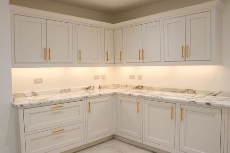 chalkkitchen marbleworktop goldhandles lightkitchen goldkitchen #calacattamarble #secondnaturekitchen Cream And Gold Kitchen Cabinets, Kitchen With Gold Handles, Cream Cupboards, Cream Colored Kitchens, Granite Worktop Kitchen, Marble Worktop, Calcutta Gold, Nature Kitchen, Kitchen 2024