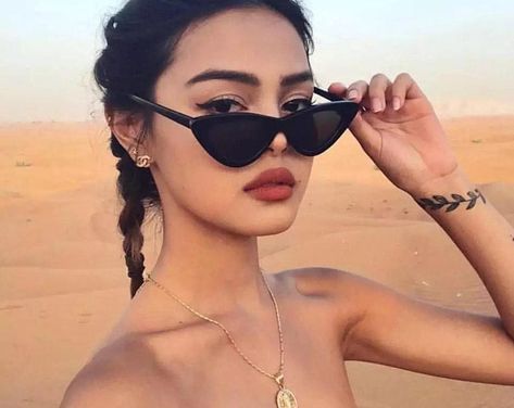 Look 80s, Lily Maymac, Cat Eye Sunglasses Women, نظارات شمسية, Plastic Sunglasses, Wearing Sunglasses, Glasses Brands, Foto Poses, Retro Cats