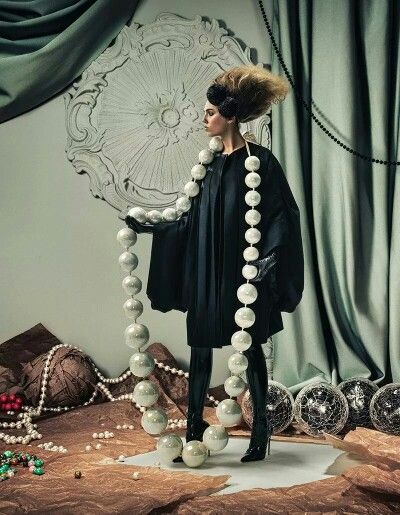 Pearls Giant Pearl Necklace, Amber Le Bon, Vogue Photography, Schon Magazine, Saul Leiter, Woman In Black, Tim Walker, Lulu Frost, Oversize Fashion