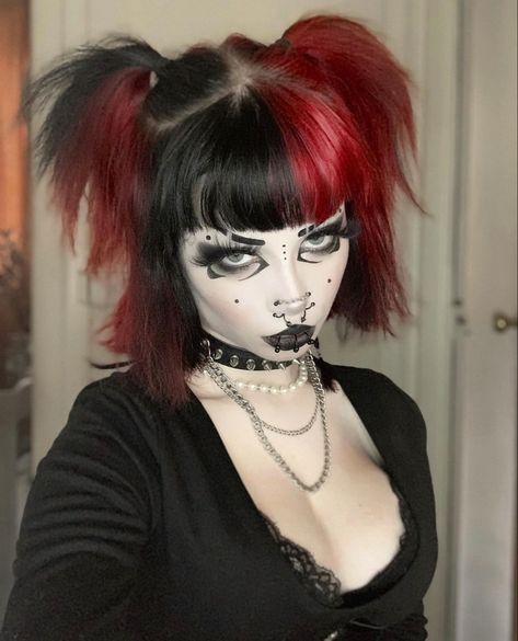 Hair Cut Ideas, Gothic Hairstyles, Alt Makeup, Goth Hair, Dyed Hair Inspiration, Peinados Fáciles Para Cabello Corto, Alternative Hair, Creative Hairstyles, Hair Reference