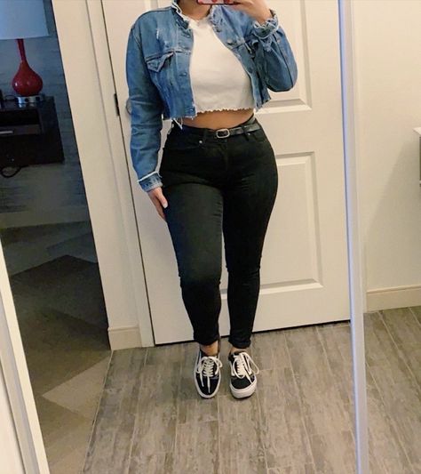 Outfits With Cropped Jean Jacket, Jean Jacket Outfits Black Women, Cropped Jean Jacket Outfit, Cropped Denim Jacket Outfit, Light Color Jeans, Winter Jacket Outfits, Jean Jacket For Girls, Jean Jacket Outfits, Denim Jacket Outfit