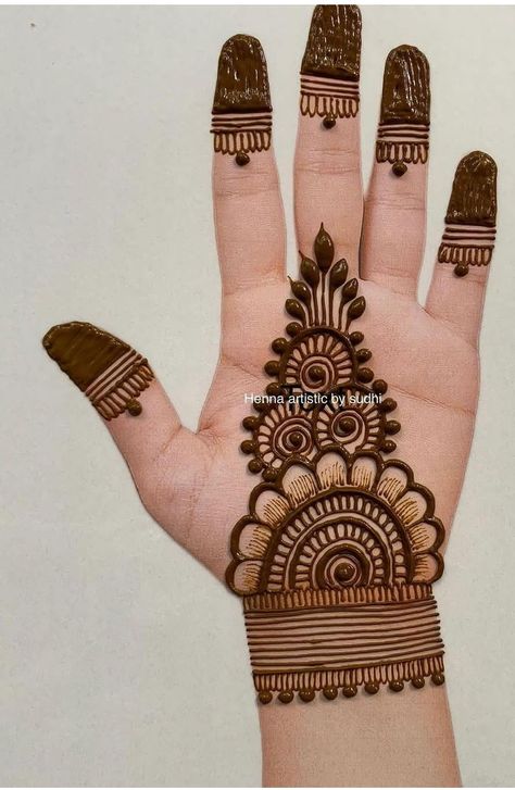 Mehendi Designs In Circle, Circle Mehendi Designs For Back Hands, Full Palm Henna Designs, Simple Mehandi Design For Kids, Circle Mehndi Designs Simple, Easy Mehndi Design For Kids, Simple And Easy Mehndi Designs For Kids, Mehendi For Small Hands, Mehndi Designs Simple Kids