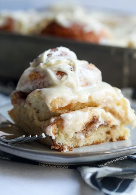 This is the BEST Cinnamon Roll Recipe EVER! Gooey cinnamon rolls with a fluffy dough that are done fast and are better than Cinnabon! Best Cinnamon Rolls Ever, Best Cinnamon Roll Recipe, Homemade Cinnamon Rolls Easy, The Best Cinnamon Rolls, Cinnamon Rolls From Scratch, Sweet Dinner Rolls, Cookies And Cups, Fluffy Dinner Rolls, Cinnamon Roll Recipe