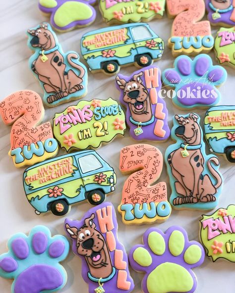 𝐋𝐀𝐔𝐑𝐄𝐍 𝐀𝐒𝐇 𝐂𝐎𝐎𝐊𝐈𝐄𝐒 on Instagram: “ZOiNks Scoob! Will’s two!! 🥳 These were so fun to design! I was so excited when I got this Scooby Doo order. I used to get super nervous…” Scooby Doo Snack Ideas, Scooby Doo Third Birthday, Scooby Doo 2nd Birthday, Scooby Doo Desserts, Scooby Doo Themed Birthday Party, Scooby Doo Two Birthday, Scooby Doo 2nd Birthday Party Ideas, Scooby Doo 1st Birthday Party Ideas, Scooby Doo Party Favors