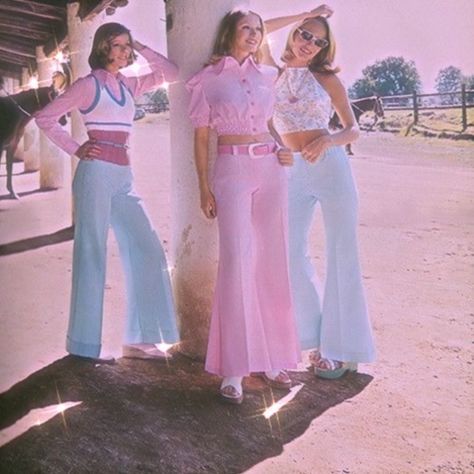 Pastel 70's aesthetic outfits Pink 70s Fashion, Retro Barbie Outfits, 70s Barbie Aesthetic, Pastel Retro Aesthetic Outfits, 70s Pastel Aesthetic, Pastel 70s Aesthetic, 80s Pink Aesthetic Outfit, Vintage 60s Aesthetic Outfits, Aesthetic Outfits Vintage 70s