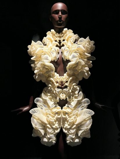 "Iris van Herpen: Sculpting the Senses” an exhibition at Musée des Arts Décoratifs, Paris. - purple FASHION Organic Structure, Museum Fashion, Conceptual Fashion, Iris Van Herpen, Art And Fashion, Paris Aesthetic, The Natural World, The Senses, Illustration Fashion Design