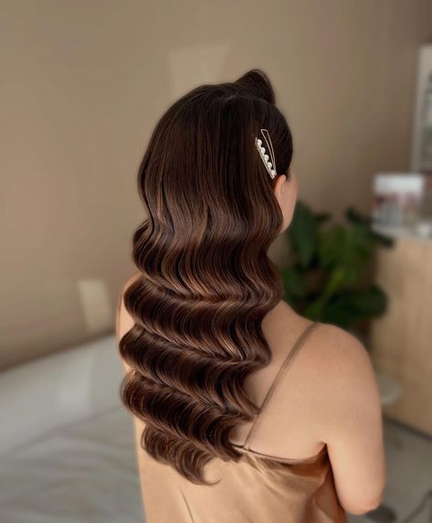 The wedding season is here, and brides from all over the world will be celebrating in style! What type of style are we referring to, and what is somet... Jessica Rabbit Wedding Hair, Jessica Rabbit Hair Tutorial, Jessica Rabbit Hairstyle, Jessica Rabbit Hair, Low Bun Wedding Hair, Blonde Wedding Hair, Hairstyles For 2023, Wedding Haircut, Older Women's Hairstyles