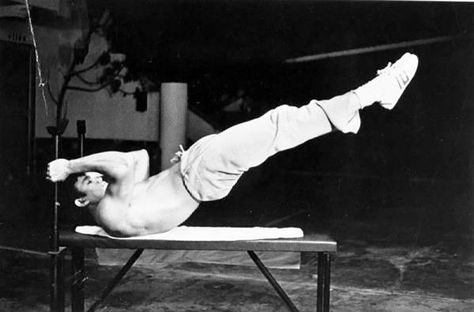 Bruce lee dragon flag Bruce Lee Abs Workout, Bruce Lee Abs, Bruce Lee Workout, Bruce Lee Training, Hiit Tabata, Best Core Workouts, Bruce Lee Quotes, Bruce Lee Photos, Jeet Kune Do