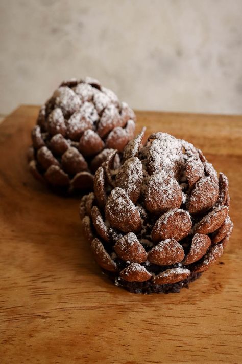 How To Make Adorable Edible Pine Cone Brownies - Holiday Magic Hub Pinecone Cookies, Cone Dessert, Chocolate Cereal, Cocoa Brownies, Christmas Pine Cones, Brownie Ingredients, Desserts Menu, Christmas Food Dinner, Xmas Food