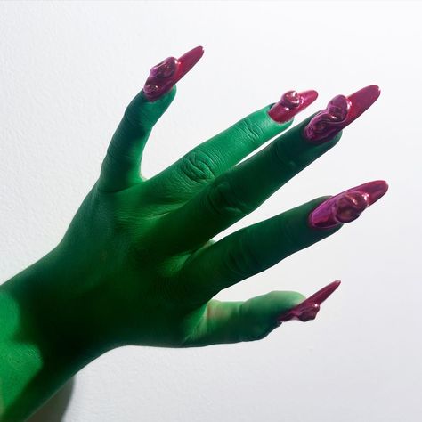 #alien #alienmakeup #alienart #halloweenmakeup #halloweenideas #halloweennails Alien Make-up, Alien Nails, Alien Hand, Hand Logo, Bar Room, Chrome Nails, Logo Ideas, Nail Designs, Bar