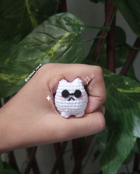 Mini Gojo cat!! Available for adoption~ DM me to order ❤ Check out the bigger version on my profile!! Inspired by @shine.crafts ✨ Pattern: @bigbebez #crochetinspiration #gojosensei #gojoedit #gojosatoru #gojosatorufanart #gojoplushie #gojocat Gojo Cat Crochet Pattern, Gojo Cat Crochet Pattern Free, Gojo Cat Crochet, Jjk Crochet, Crochet Gojo, Gojo Cat, Anime Crochet, Cat Crochet Pattern, Cat Crochet