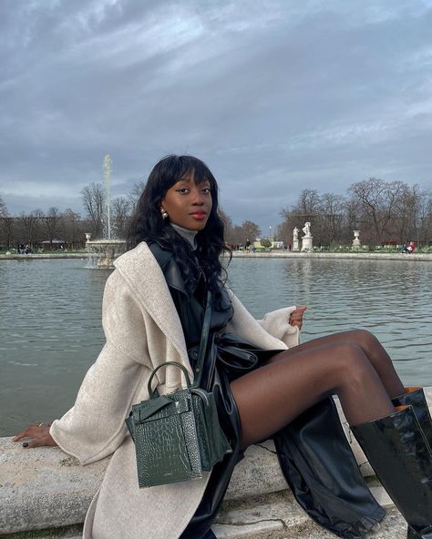 Emmanuelle Koffi, Aesthetic Devices, Photoshoot Black Women, Street Photoshoot, Be More Sustainable, Nyc Winter, Parisian Chic Style, Denim Texture, Sophisticated Aesthetic