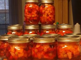 Canning fruit Fruit Salad In A Jar, Preserving Meat, Summer Canning, Recipes With Fruit Cocktail, Freeze Food, Food Preserving, Preserving Foods, Canning Fruit, Canning Pickles