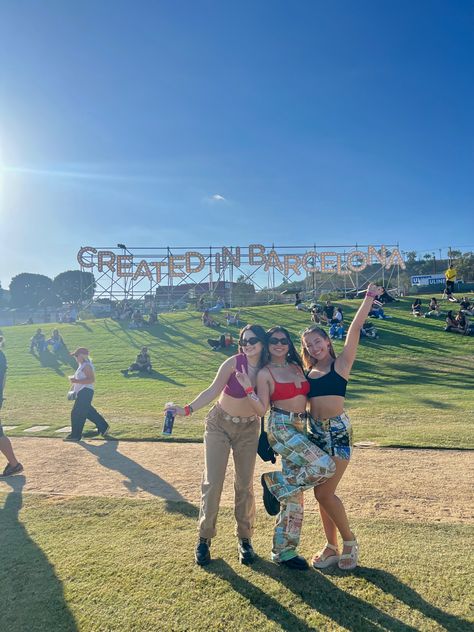 Girls at festival wearing a Red cropped top with graphic pants, graphic skirt and black top, purple top with cargo pants Primavera Sound Outfit, Primavera Festival, Primavera Barcelona, Primavera Sound Festival, Barcelona Aesthetic, Primavera Sound, 2024 Moodboard, Europe 2024, Festival Inspo