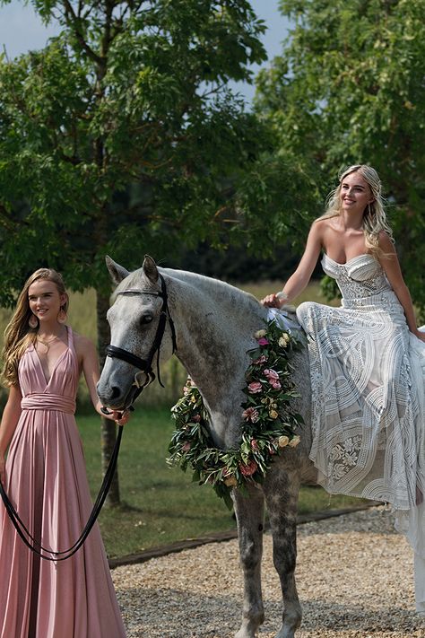 Horse Wedding Decorations, Horse Riding Wedding, Horse In Wedding, Horse Wedding Ideas, Horse At Wedding, Horse Wedding Theme, Bride Riding Horse, Horses In Weddings, Bride On Horse