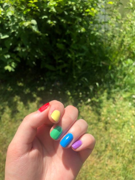 Pride Nails Diy, Lgbtq Pride Nails, Lgbtq Nail Art, Rainbow Colored Nails, Pride Month Nails Short, Gay Pride Nails Acrylic, Simple Pride Nail Ideas, Pride Manicure Ideas, Pride Ally Nails