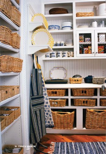 Solutions for kitchens without (or with too few) drawers. Organizing With Baskets, Organized Pantry, Desain Pantry, Style Pantry, Kitchen Pantry Storage, Kitchen Pantry Design, Pantry Design, Pantry Storage, Tiny Kitchen