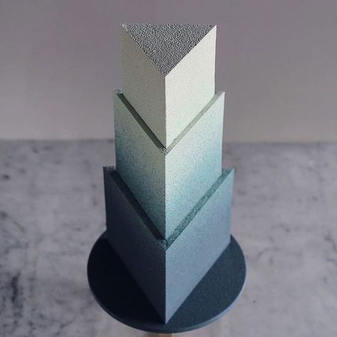 This Design Studio Makes Works of Art that Just So Happen to be Cakes Geometric Cake Design, Architecture Cake, Triangle Cake, Russian Pastries, Geometric Wedding Cakes, Geometric Cake, Cake Design Inspiration, Blue Cakes, Geometric Wedding