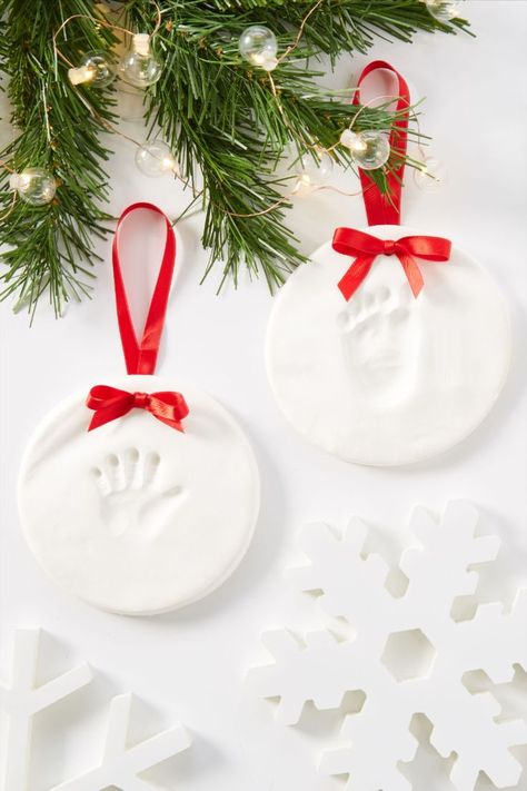 Crafts For Baby’s First Christmas, Diy Baby's First Christmas, Babies First Christmas Crafts, Baby Handmade Gifts, Baby's First Christmas Ornament Diy, Diy Baby Christmas Ornaments, Diy Baby Keepsakes, Diy Baby Ornaments, Baby First Christmas Ornament Diy