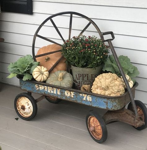 Wagon Porch Decor, Vintage Wagon Decor, Wheelbarrow Yard Decor, Radio Flyer Wagon Ideas Front Porches, Wagon Garden Ideas, Fall Wagon Display, Wagon Decor Outdoor, Farmhouse Landscape Ideas, Wagon Flower Planter