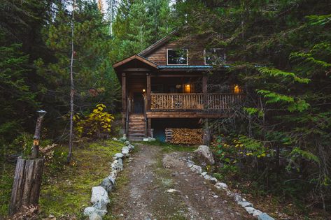 Wooden Lodges, Lodge Aesthetic, Canadian House, A Cabin In The Woods, Cabin Aesthetic, Cozy Cabins, Forest Cabin, Cabin Exterior, Charming Kitchen