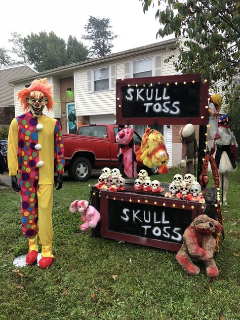 Scary Circus Halloween Decorations Diy, Creepy Carnival Decorations Diy Outdoor, Halloween Clown Decorations, Creepy Carnival Decorations, Circus Halloween Decorations, Diy Halloween Carnival, Halloween Carnival Decorations, Spooky Carnival, Clowns Halloween Decorations