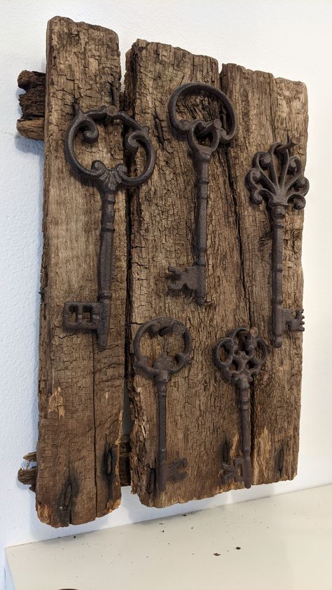 Keys Art Ideas, Key Art Projects, Old Key Crafts, Money Making Projects, Rustic Wall Hooks, Key Crafts, Key Projects, Flea Market Decorating, Barn Wood Projects