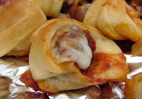 meatball sliders Meatballs Marinara, Football Friday, Meatball Sliders, Tasty Dinner, Meatballs Easy, Plain Chicken, Frozen Meatballs, Crescent Roll Recipes, Crescent Roll